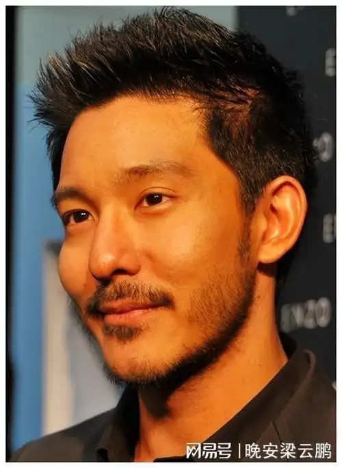 谢霆锋谢霆锋五官立体,什么发型都能驾驭,留胡子不在话下,更有男人味