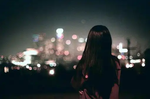 夜晚孤独寂寞的背影图片