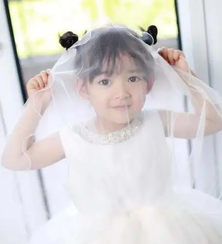 聂远还一张照片是自拍,虽然聂远露两人半张脸,翻主要还是拍女儿的