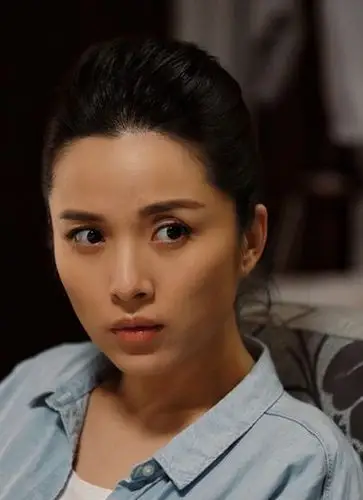 她叫李佳,去年与赵薇,佟大为合作出演电视剧《虎妈猫爸》热播,她饰演