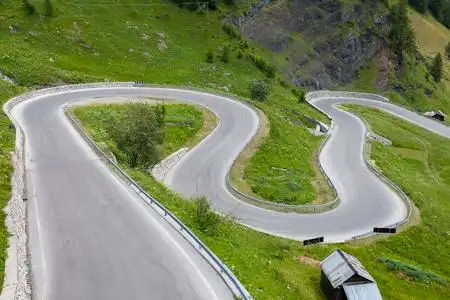 在一条山路急转弯照片
