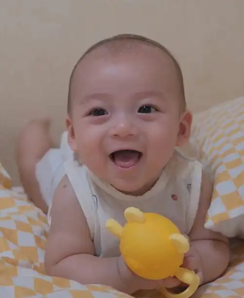 小男孩笑起来的时候真的很可爱