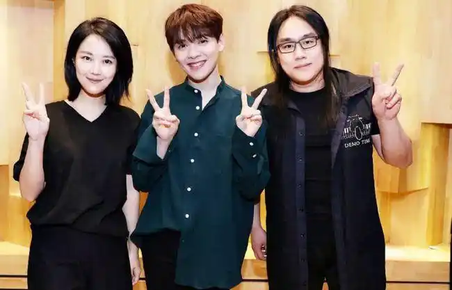 尤长靖的合照都是剪刀手只有和她是比心手势粉丝柠檬了