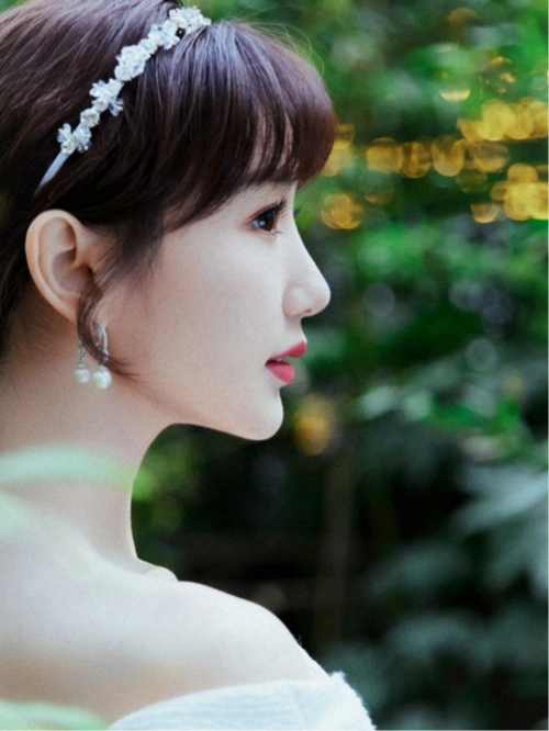 毛晓彤简直是人间白月光一袭白色长裙搭碎钻发箍优雅恬静