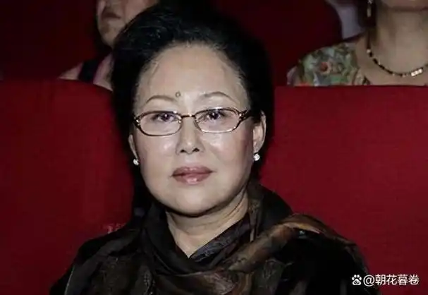 然而,斯琴高娃改变国籍的决定给她的事业带来了一些负面影响.