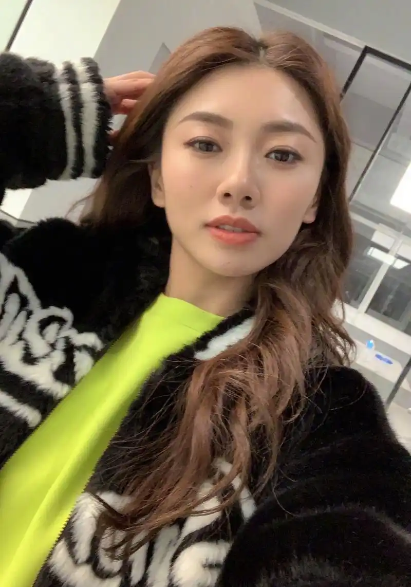 郑恺前女友程晓玥晒照穿荧光绿套装扎苹果头减龄分手后更潇洒