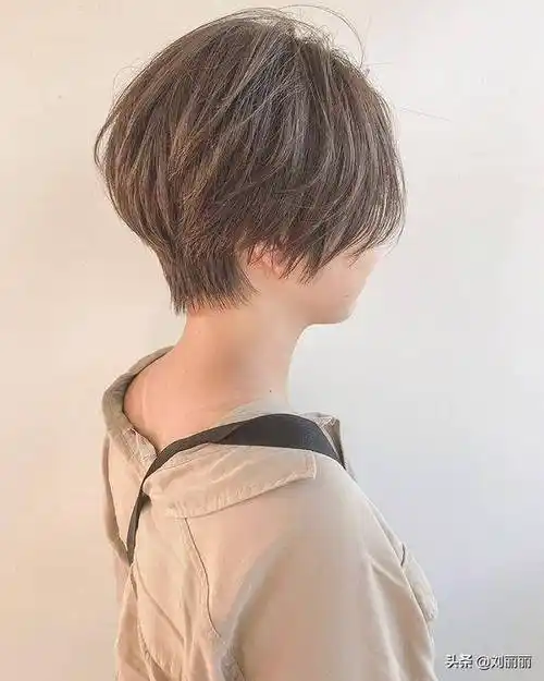 今夏短发流行"蓬松后脑勺",立体时尚,修饰头型堪称完美