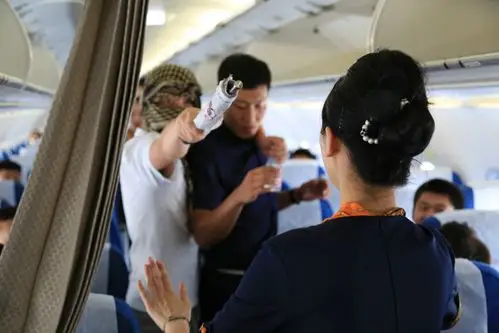 青岛航空安全员练就一招制敌好功夫