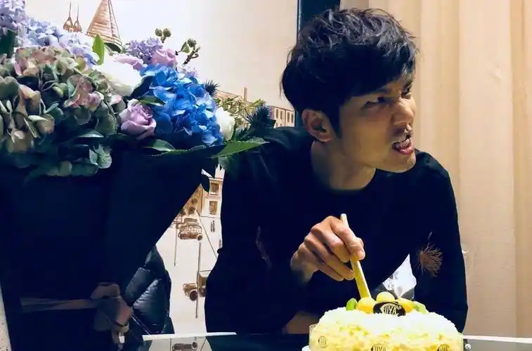 原创低调稳重的钟汉良生活中却喜欢搞怪大家一定猜不出他家是这样