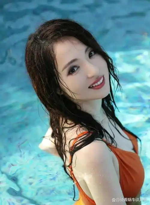 身材惊人的女明星董璇近日身着橙色泳衣亮相,让人惊叹她的美貌和身材.