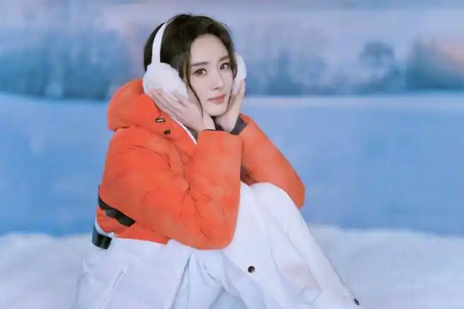 杨幂红白羽绒服##杨幂冬日暖阳妆