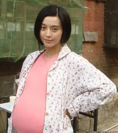 早在7月份,就有媒体称范冰冰小腹隆起疑似怀孕.