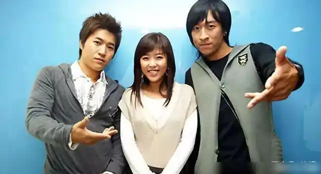 在成为搞笑艺人之前,其实金钟民是韩国至尊混声组合高耀太的队长.