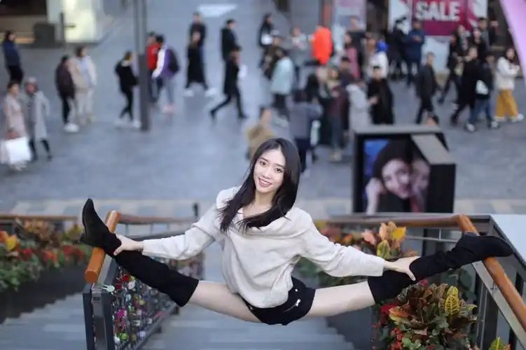 的,她能做出大角度的一字马而成名,超过180度,身体超级柔韧而且苗条