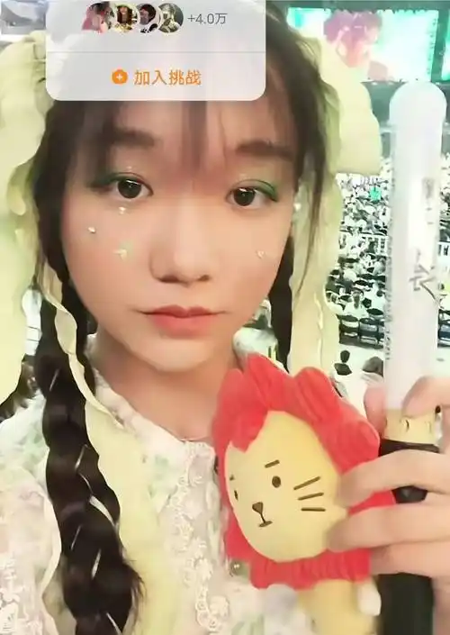 女生穿婚纱去看王源巡演,现场互动温馨有爱,还有"女版王俊凯"_汤圆