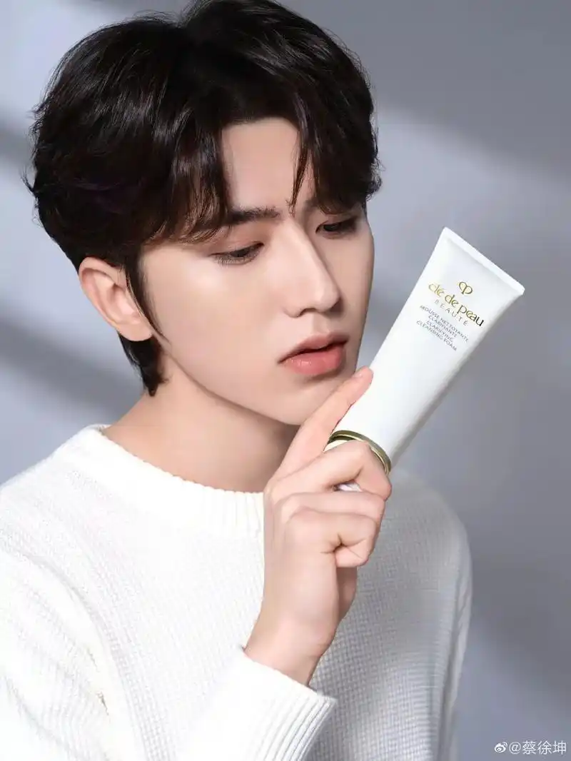 图片来源:蔡徐坤微博2021年,蔡徐坤已经官宣了10个代言,分别为
