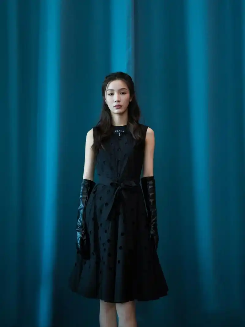 《双镜》女主张楠机场好会穿啊!长袖配短裙,被好身材秀了一脸