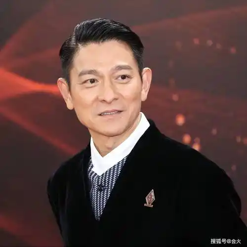 刘德华并不是不会老去,但他的面容却一直保持着高辨识度的英气和帅气