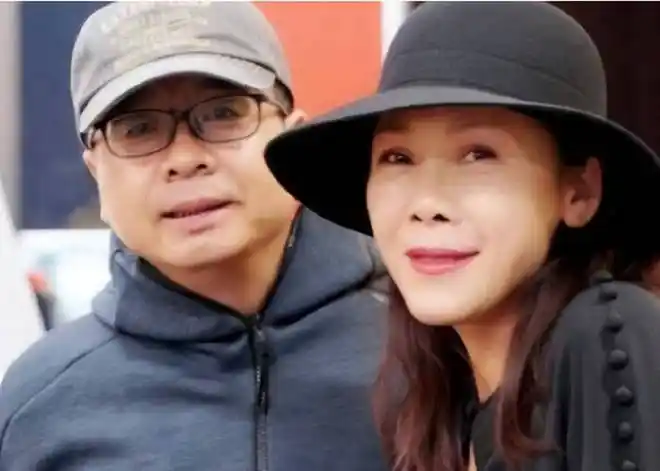 56岁田震近照曝光!穿搭十分减龄,与丈夫结婚多年感情依旧稳定