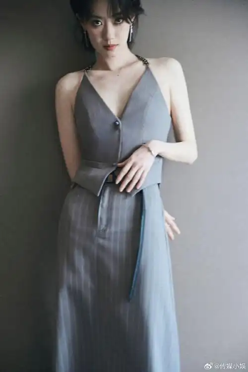 张小斐深v西装裙##张小斐年度影响力演员