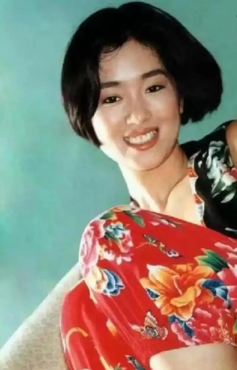 年轻时的巩俐短发造型让她显得非常清爽,同时也展现出她独特的美感.