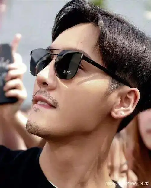 虽然许多明星留胡渣都是车祸现场,给人一种很邋遢的感觉,但是也有明星