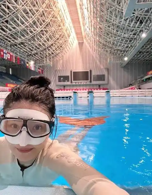 搜狐娱乐讯 6日晚,周韦彤在社交平台晒出一组潜水游泳自拍照,图中长腿