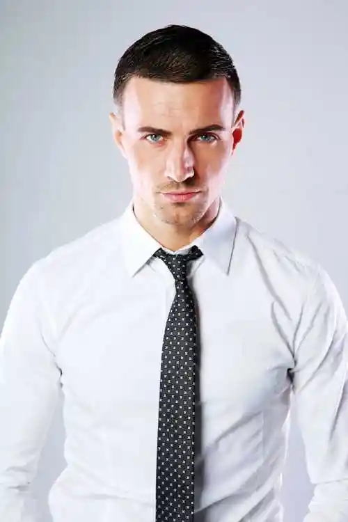 穿白衬衫戴领带的男子