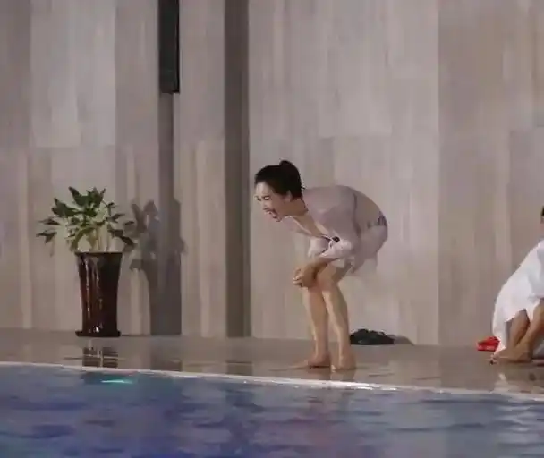 左小青泳装下水惊艳众人,网友:这不就是心动吗?简直太美了!  - 抖音