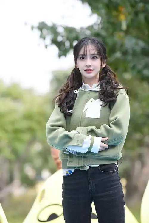 杨颖绿色清新亮眼穿玩偶服变软萌甜梨