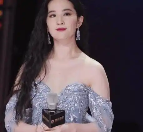 原创36岁的刘亦菲,穿金色长裙仙气飘飘,到底是谁说她胖_网友_照片