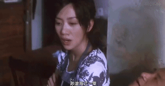 扎着围裙,穿着大短裤的中年夫妻(张学友和梅艳芳),突然从烟熏火燎中