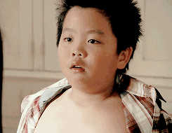 对嘻哈文化的崇拜感,有时还有点小搞笑,甚至是小屁孩臭显摆时候的装逼