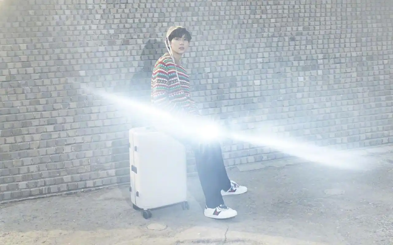 王源帅气户外写真图片桌面壁纸