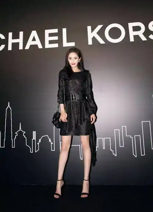 带货女王的杨幂也是一字带凉鞋的忠实爱好者.基本上出活动都会选择它.