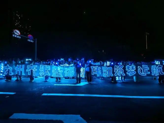 辛苦现场的管理和志愿者～@tfboys-王俊凯  今天的蓝海真的好美,所有