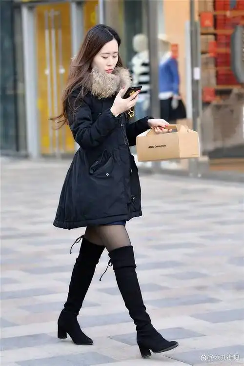 黑色粗跟过膝长靴搭配黑色打底裤简单时尚的冬季搭配