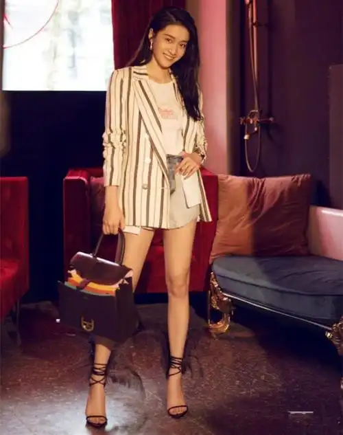 张雪迎穿刺绣印花裙现身大长腿变短粗腿网友太真实了吧