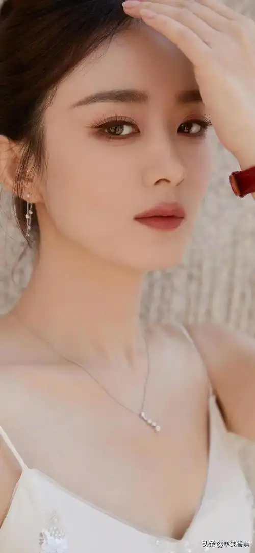 赵丽颖深v吊带合集,黑白喜欢哪种呢?