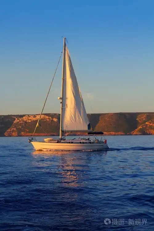在蓝色的海洋帆船帆船金色日出