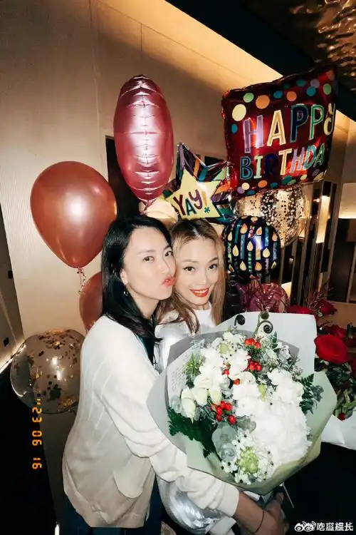 容祖儿晒照为霍汶希庆生##容祖儿叫霍汶希老母