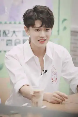 可以分享下任嘉伦的神仙照片吗,谢谢啦(ps:因锦衣之下入坑,超级喜欢