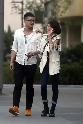 谭维维陈亦飞恋情曝光 甜蜜腻歪同返公寓(组图)