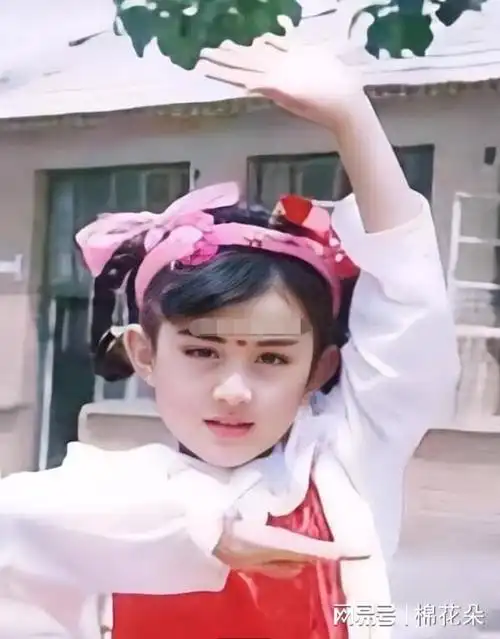 粉丝回赵丽颖小学母校当老师穿越时空和儿时颖宝见面晒黑历史