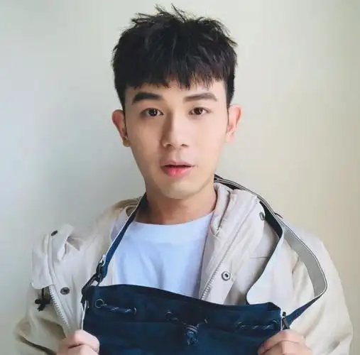 阳光清爽的男生发型 男生两边光发型阳光帅气-第5张图片-秋霞网