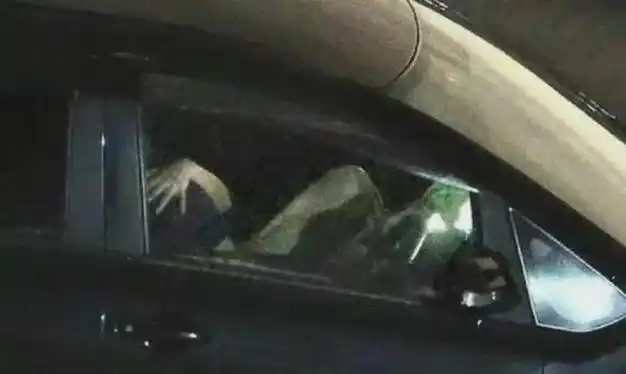 代驾,二人未关车门激战2小时,路过行人纷纷拍照|路虎|酒吧|厦门市