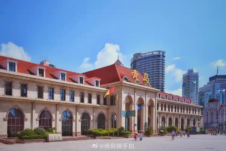 青岛火车站,来青岛旅游的起点,亦是终点.想到一句很有意思的话