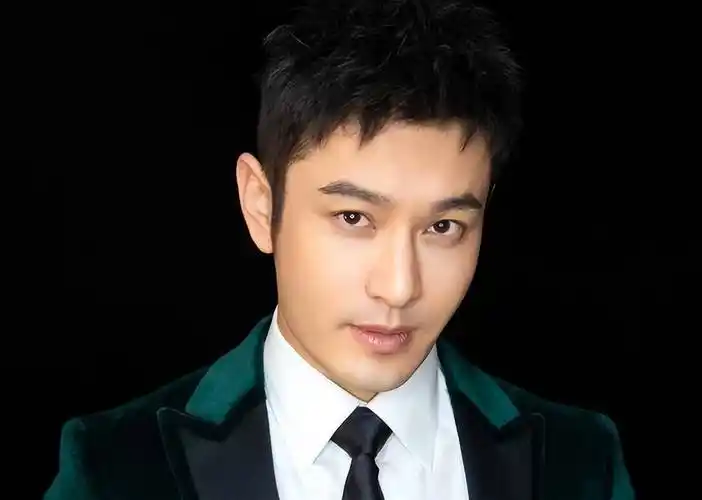 虽然黄晓明演技没有那么好,但长相帅气,而且他人品也特别好,这么多年