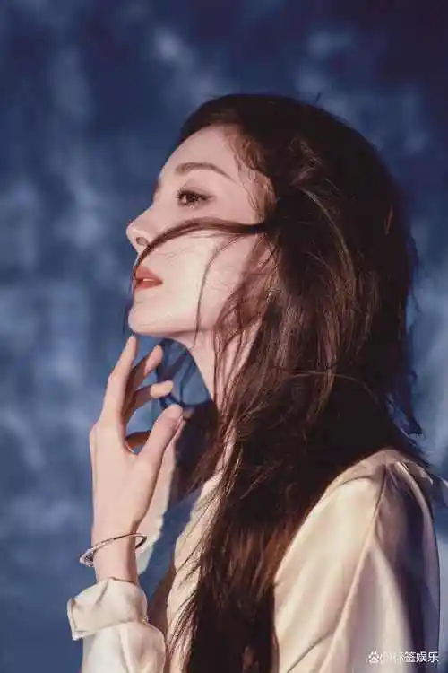 38岁杨幂身着白长衣优雅的像美人鱼性感不失灵动