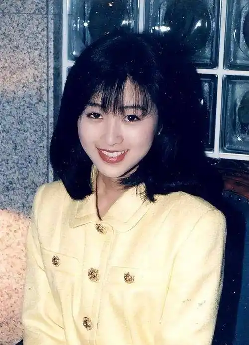 51岁"日本女神"酒井法子不显老,穿灰色大衣配短靴,看着像30 _造型_版